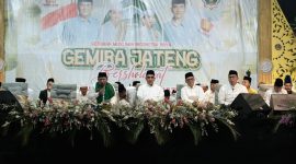 Ketua DPD Partai Gerindra Jawa Tengah Sudaryono memimpin Sholawat di Kabupaten Demak Jawa Tengah Bersama Gus Azmi. (Dok. DPD Partai Gerindra Jateng)