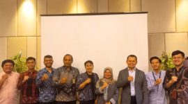 Anggota Komisioner BNSP, Amilin, memenuhi undangan Direktur Perundingan Perdagangan Jasa Kementerian Perdagangan RI, Basaria Tiara L. Gaol, dalam pembahasan tentang penyusunan jawaban pertanyaan terkait proposal Movement of Natural Persons (MNP) dan pembahasan usulan Indonesia atas skema Working Holiday Visa (WHV) yang dilaksanakan di Double Tree by Hilton Jakarta (28/12/23). (Doc.BNSP)