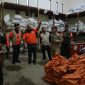 Deputi Bidang Logistik dan Peralatan (Logpal) Badan Nasional Penanggulangan Bencana (BNPB) Lilik Kurniawan tinjau lokasi terdampak bencana tanah longsor. (Dok. BNPB)