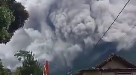 Gunung Merapi erupsi dan memuntahkan awan panas serta mengakibatkan hujan abu vulkanik. (Dok. BPBD Kabupaten Boyolali dan BPBD Provinsi Jawa Tengah)