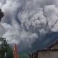 Gunung Merapi erupsi dan memuntahkan awan panas serta mengakibatkan hujan abu vulkanik. (Dok. BPBD Kabupaten Boyolali dan BPBD Provinsi Jawa Tengah)