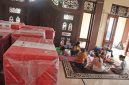 Bantuan alas tidur dari BNPB belum lama tiba di sebuah pengungsian di Masjid Al Busyro, Desa Wonorejo, Kecamatan Karanganyar, Kabupaten Demak. (Dok. BNPB)