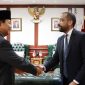 Menteri Pertahanan Republik Indonesia (Menhan RI), Prabowo Subianto menerima kunjungan kehormatan dari Duta Besar (Dubes) Amerika Serikat Untuk ASEAN, H.E. Mr. Yohannes Abrahama. (Dok. Tim Media Prabowo)

