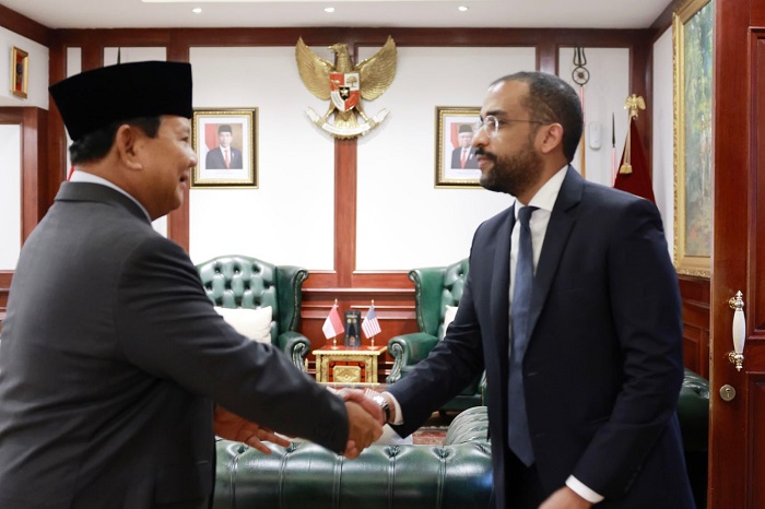 Menteri Pertahanan Republik Indonesia (Menhan RI), Prabowo Subianto menerima kunjungan kehormatan dari Duta Besar (Dubes) Amerika Serikat Untuk ASEAN, H.E. Mr. Yohannes Abrahama. (Dok. Tim Media Prabowo)

