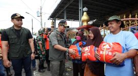 Kepala BNPB Letjen TNI Suharyanto mengunjungi lokasi terdampak banjir di Kabupaten Kendal. (Dok. BNPB)