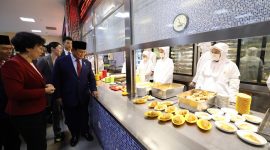 Presiden terpilih 2024-2029 Prabowo Subianto menyempatkan untuk berkunjung ke sekolah Beijing No. 2 Middle School, di Dongcheng District, Beijing. (Dok. Tim Media Prabowo)

