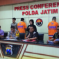 Polda Jatim Laksanakan Press Release hasil ungkap kasus Penipuan dan Penggelapan. (Instagram.com/@humaspoldajatim)